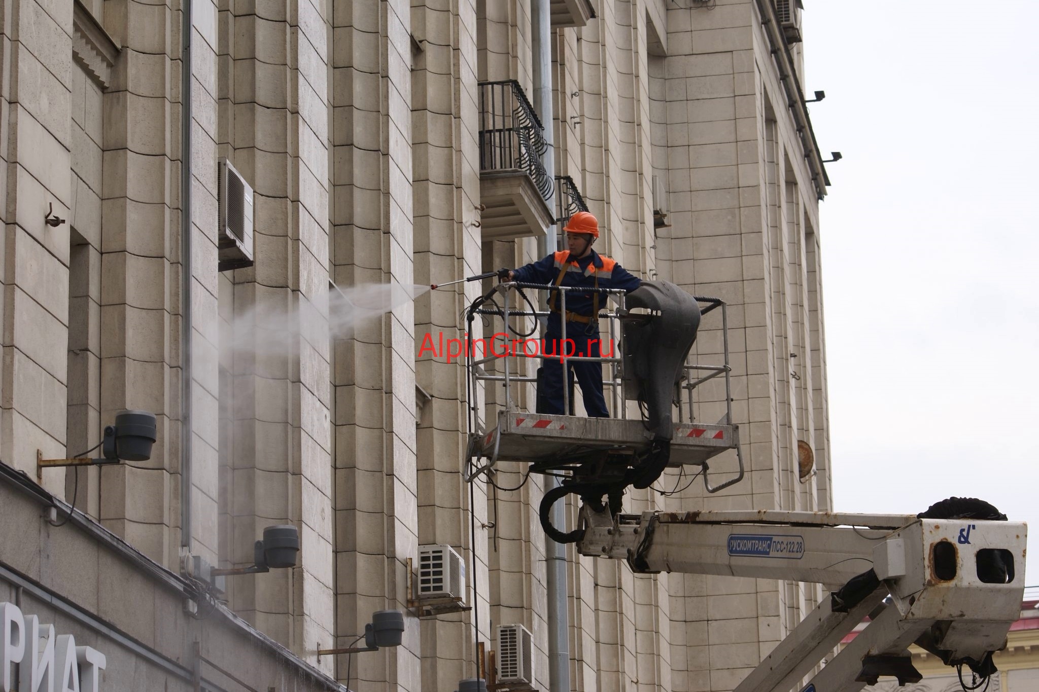 Очистка фасада. Мойка фасадов до и после. Мойка фасадов зданий. Промой дом. Мытье фасадов.